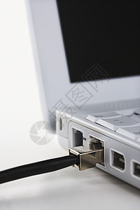 数据线连接到膝上型计算机数据黑线电缆电脑线笔记本电脑黑与白插头静物照片图片