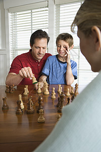 爸爸教儿子下象棋男子中年女性照片父母青春期娱乐闲暇战略棋盘图片