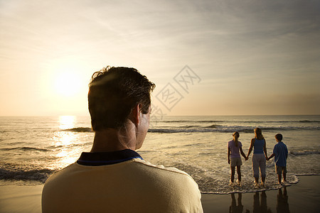 家人在海滩上闲暇母亲家庭父亲女性孩子旅行假期支撑男子图片