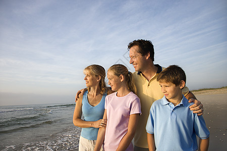 在海滩上微笑的家庭海岸青春期照片海洋中年父亲支撑假期团体女孩图片
