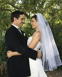 新娘和新郎拥抱两个人婚礼婚姻婚纱女性照片男子中年面纱夫妻图片