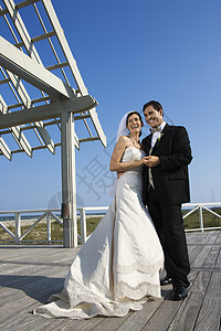 婚礼肖像支撑婚姻女性夫妻新娘微笑中年海岸面纱观众图片