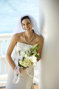 新娘的肖像婚纱海岸婚礼照片女性微笑海滩观众支撑婚姻图片