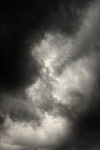 黑暗的暴风云天空黑与白场景天气灰色照片动荡一线希望高清图片