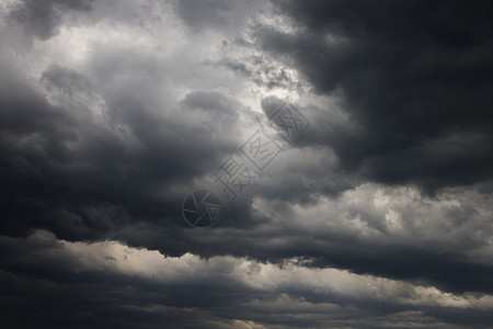 黑暗的暴风云照片一线灰色天气水平动荡希望场景天空黑与白图片