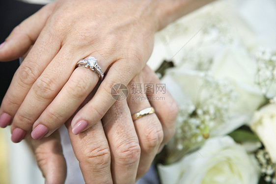 结婚戒指照片妻子花束男人男子仪式中年婚礼丈夫女性图片