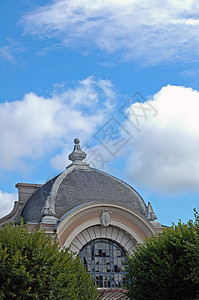 蓝天上方的屋顶教堂图片