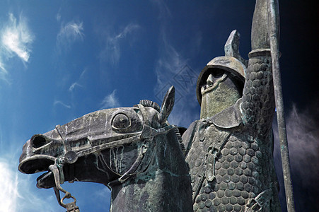 蓝天的骑士和马雕像纪念碑金属中心天罗地大教堂城市旅行做工记忆村庄图片