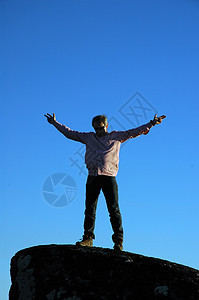年轻人在山上跳高活动男性自由蓝色男生幸福乐趣天空运动员男人图片