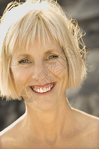 一个女人的肖像眼神女性中年妇女女士照片金发微笑成人图片
