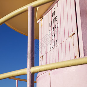 海滩上的救生员塔海岸照片假期救生塔游泳风险粉色正方形艺术旅行图片