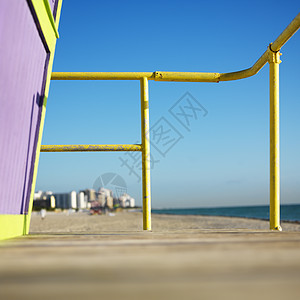 海滩上的救生员塔照片假期阳光建筑甲板艺术装饰焦点建筑物正方形图片