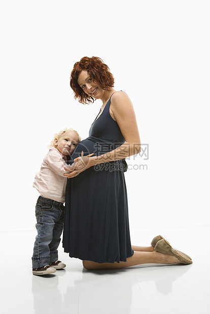 怀孕母亲和婴儿母性中年观众培育关爱父母腹部照片眼神微笑图片