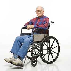 坐在轮椅上的老年男子男性微笑衬衫格子观众男人眼神双手眼镜成年人图片
