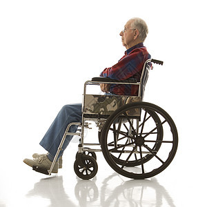 坐在轮椅上的老年男子衬衫格子照片成年人男人男性正方形老年人图片