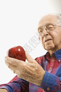 老年男人拿着苹果老年人衬衫饮食水果照片格子眼镜成年人男性营养图片