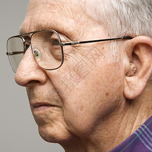 老人的肖像成年人助听器男性男人老年人老年照片正方形眼镜图片