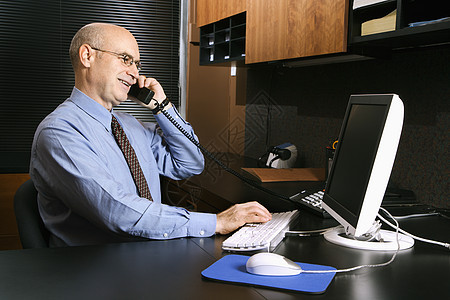 听手机的商务人士照片眼镜互联网男性商务男子男人办公室电话商业图片