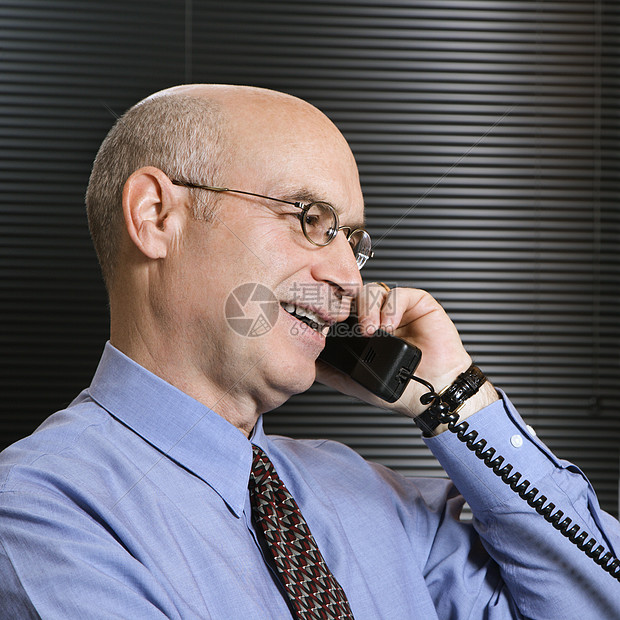 商务人士在电话上男性照片男子商务男人眼镜办公室中年工作职业图片