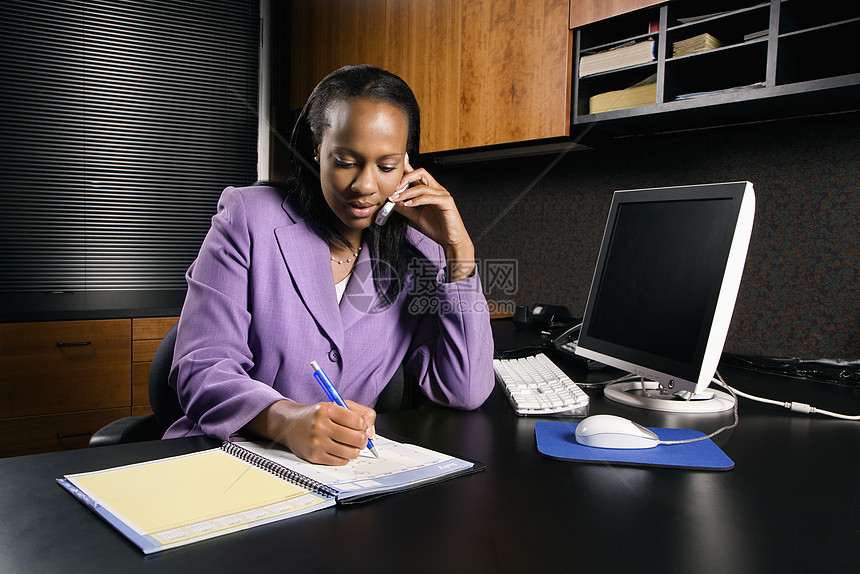 在办公室工作的女人技术电话人士手机水平商务办公照片商界规划师图片