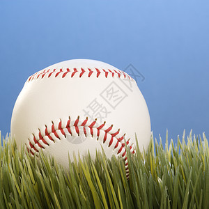 棒球在草地上休息运动静物正方形照片图片