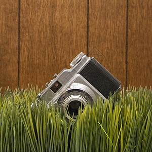 在草地上摄像头正方形木头照片静物图片