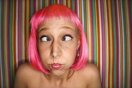 穿粉红色假发的女人粉色条纹表情斗鸡眼女性色彩紫红色水平图片