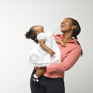 妇女抱着女婴女性婴儿孩子们两个人女孩女士幸福女儿家庭孩子图片