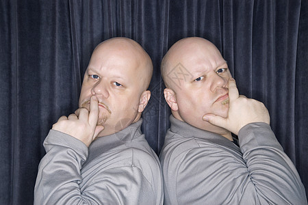一模一样的双胞胎两个人眼神背靠背表情男人手势手指双手关系成人图片