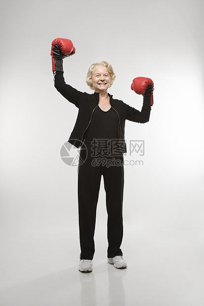 女拳击退休成人欢呼手臂观众女士女性手套运动女人图片