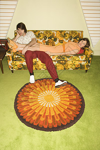 沙发上的夫妇男性女士全身衣服中年地毯中年人夫妻小地毯乡愁图片