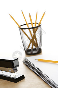 办公用品放在桌上办公室铅笔商业学习用品螺旋桌子物体笔记本束缚图片