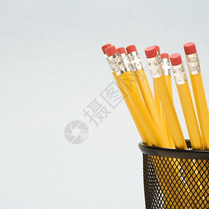 手持的铅笔橡皮擦办公用品工作学校商业正方形学习橡皮用品黄色图片