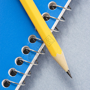 铅笔和笔记本教育文具蓝色组织用品黄色办公用品商业正方形工作图片