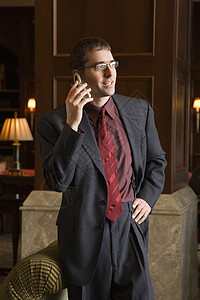 商务人士在手机上人士衣服男性电话商业微笑商务技术机动性通信图片
