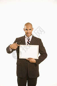 商务人士拿着空白的牌子眼神符号中年人微笑广告男人图片