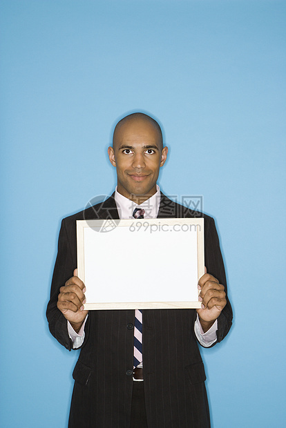 商务人士拿着空白的牌子眼神领带符号认可广告中年人商务微笑男人人士图片