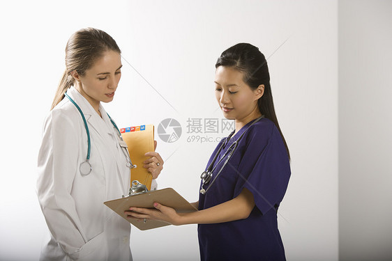 女医生健康女性华人专业人员水平两个人女士职业卫生医师图片