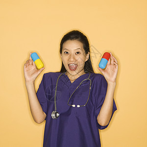医生和药丸黄色药物华人中年人医师健康药品助理女士概念图片