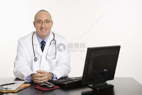白种男性医生工作微笑职业技术眼神中年人药品电脑男人工作服图片