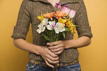 女人拿着鲜花中年人女士花朵花束女性图片