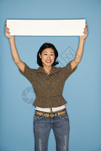 女人拿着空白的牌子蓝色中年人女士广告眼神符号微笑图片