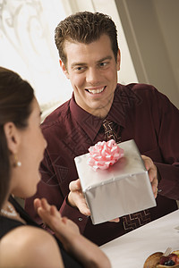 男人给女人礼物展示女朋友手势男性女士微笑丈夫惊喜男朋友妻子图片
