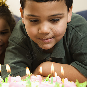 孩子和生日蛋糕场合里程碑庆典蜡烛海关派对女儿女孩男生乐趣背景图片
