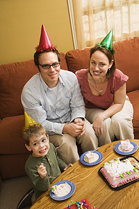 家人吃生日蛋糕图片