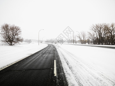 铺有雪雪的公路图片