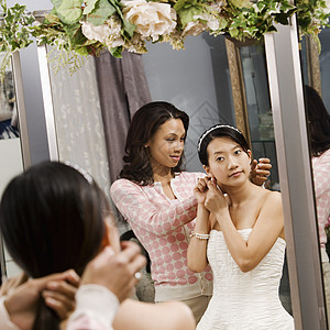 朋友帮助新娘反射服装女朋友店铺婚礼购物女士裙子戏服珠宝背景图片