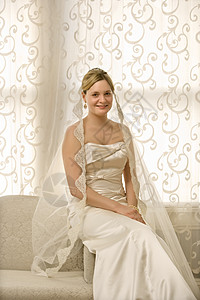 新娘肖像画眼神双人婚纱女性婚礼沙发裙子面纱女士婚姻背景图片