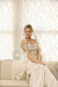 新娘肖像画沙发眼神裙子双人婚礼面纱婚纱婚姻女士女性背景图片