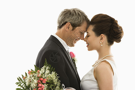 新娘和新郎婚礼丈夫水平拥抱妻子花束夫妻婚姻背景图片